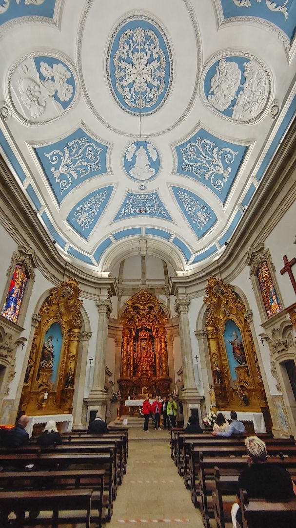 LAMEGO - das Schönste an der Kirche ist das blau-weiß gestaltete Gewölbe