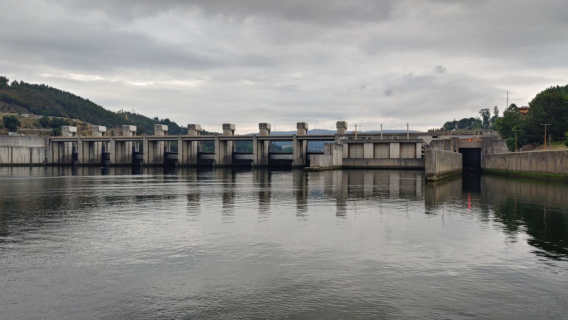 UNTERWEGS - kurz vor 8 Uhr erreichen wir das Wasserkraftwerk Crestuma-Lever mit der ersten von 5 Schleusen 
								auf unserer Kreuzfahrt