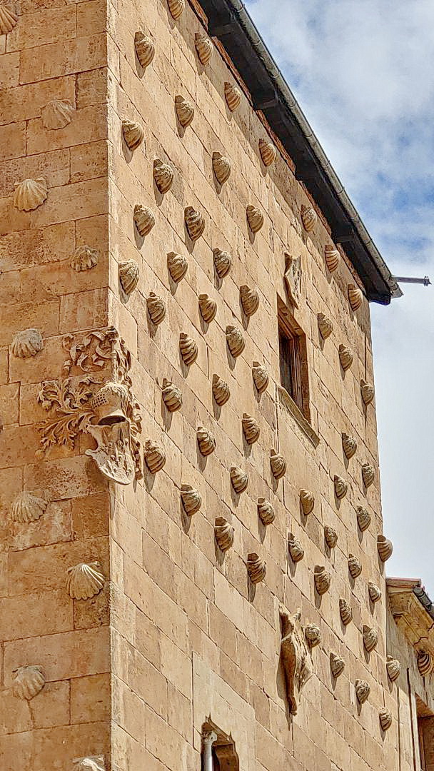 SALAMANCA - den Namen erhielt das Haus durch die Nachbildung von 300 Jakobsmuscheln, die über die gesamte Fassade verteilt sind