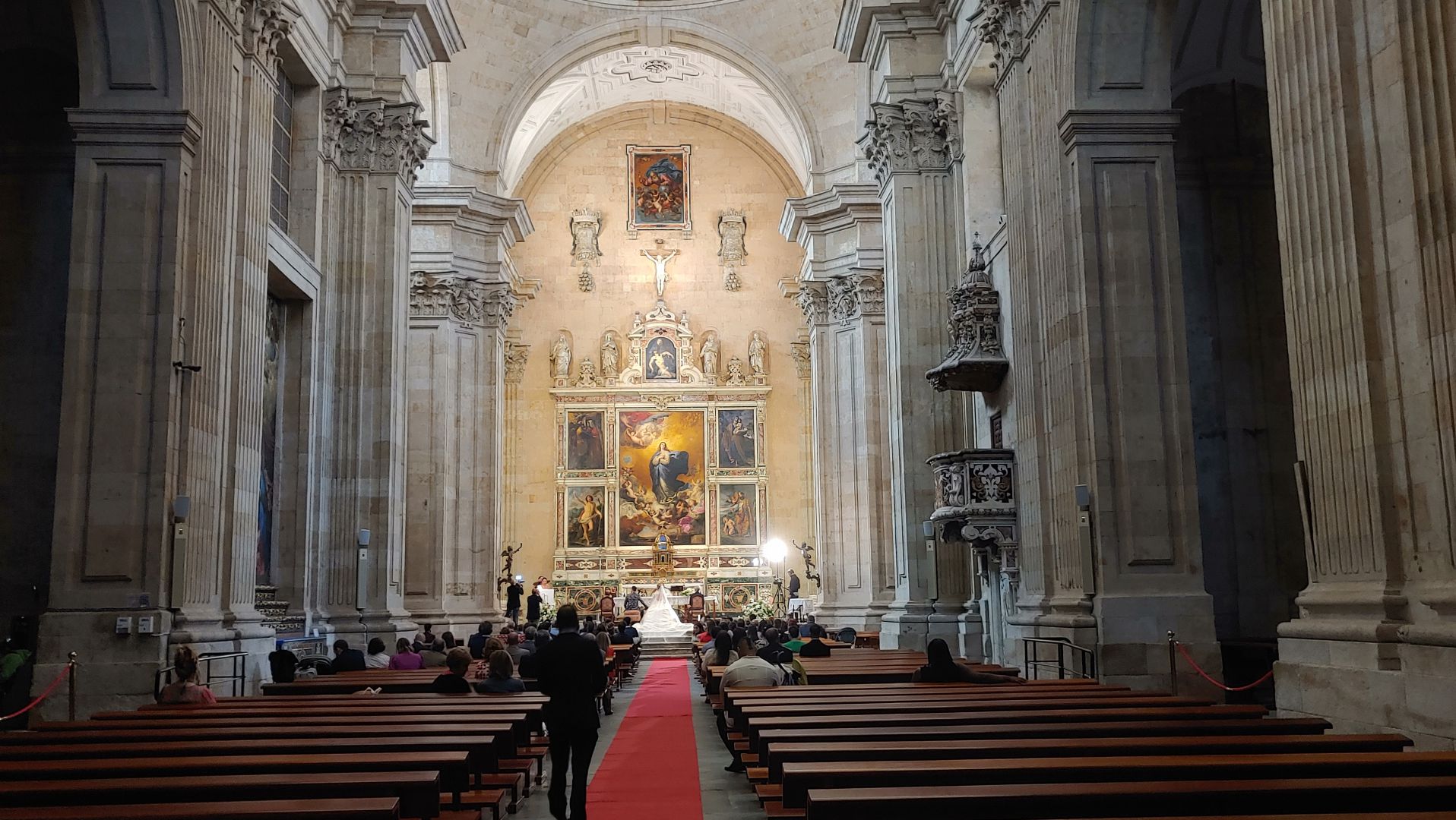 SALAMANCA - ich werfe noch einen Blick in die gegenüberliegende Kirche "Iglesia de la Purísima", hier findet gerade eine Trauung statt