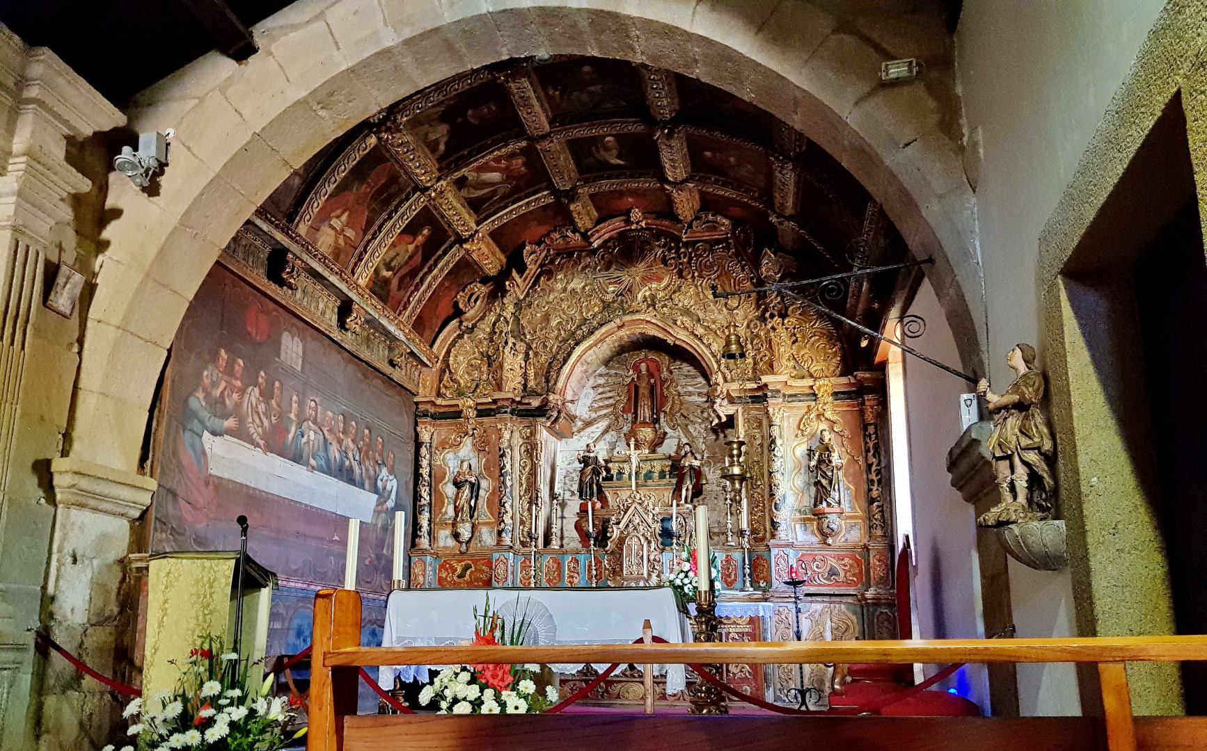 CASTELO RODRIGO - das Innere der kleinen Kirche mit einer schön bemalten Decke