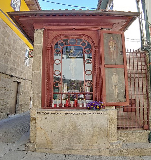 GUIMARÃES - das "Oratorio de Nosso Senhor dos Desamparados", eine Art Minikapelle mit einem Kruzifix im Inneren und hölzernen Fensterläden, angeblich aus dem 17.Jhdt.
