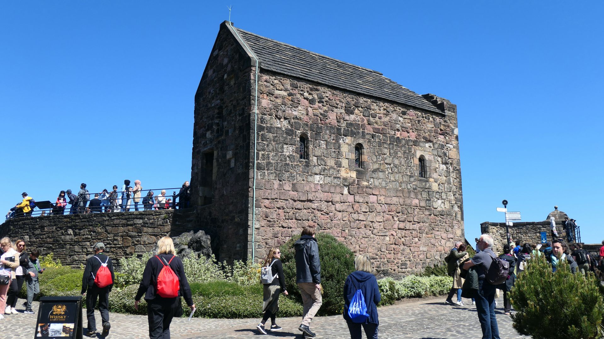 am höchsten Punkt des Castle befindet sich das älteste Gebäude im Schloss und in Edinburgh, es ist die kleine 
								St. Margaret's Chapel (12. Jhdt.)