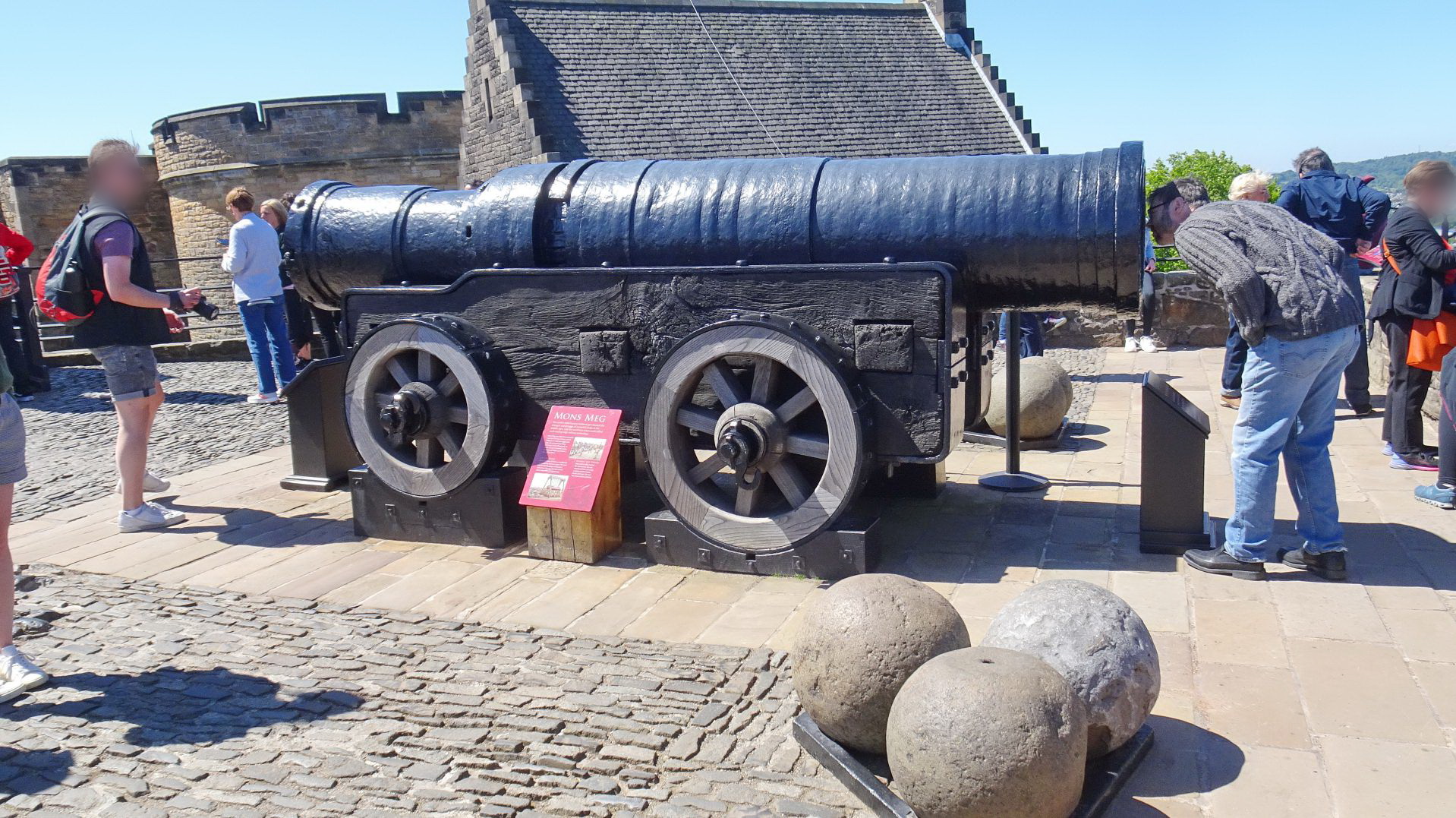 vor der Kapelle steht Mons Meg, eine sechs Tonnen schwere Kanone aus dem Jahr 1449, die Steingeschosse 
								der Kanone wiegen bis zu 150 Kg pro Geschoss