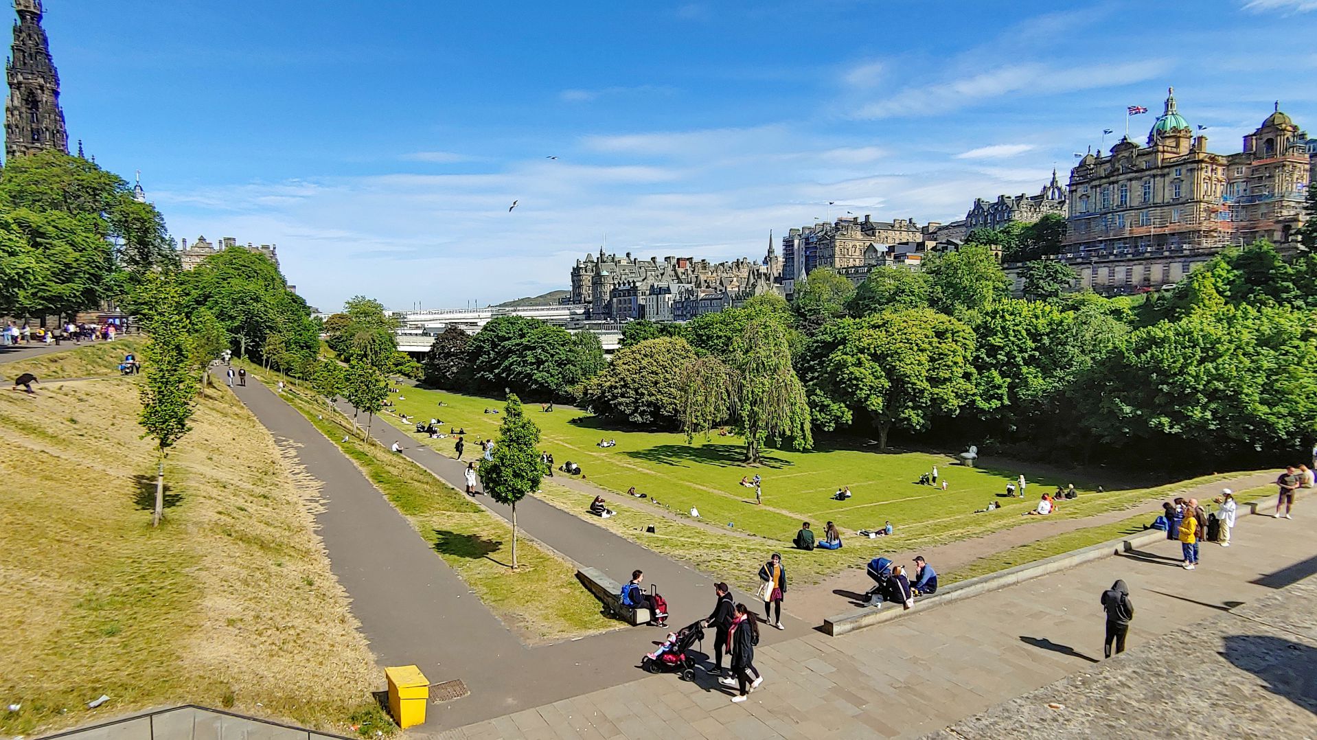 von der Terrasse hinter der Royal Scottish Academy hat man einen wunderbaren Blick über die East Princes 
										Street Gardens auf die Altstadt von Edinburgh