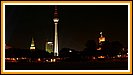 von links nach rechts : die Marienkirche, ein Hotelhochhaus, der Fernsehturm und das Rote Rathaus