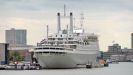 PANORAMAFAHRT -ein ehemaliges Kreuzfahrtschiff, die Rotterdam, liegt hier vor Anker<br />
sie ist das größte jemals in den Niederlanden gebaute (1959) Passagierschiff 