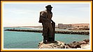 die Statue eines Fischers in Hafennähe