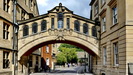 OXFORD - eines der bekanntesten Bauwerke in Oxford - die "Bridge of Sighs" (1914) berspannt die New College Lane