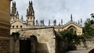 OXFORD - von der Queens Lane aus sehen wir die T�rme des Hertford College und die Kuppel der Redcliffe Camera