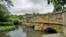 BURFORD - mittelalterliche Steinbrcke ber den Fluss Windrush mit 4 Bgen