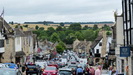 BURFORD - Blick vom Beginn der Strae "The Hill" ber Burford auf die umliegende Landschaft