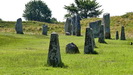 AVEBURY - die pyramidenfrmigen Steine im Vordergrund zeigen die Stellen, wo ehemals Steine des Steinkreises standen