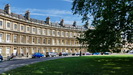 BATH - The Circus wurde 1754-1768 erbaut, es sind 3 Wohnblcke, die sich kreisfrmig um eine grne Mittelinsel gruppieren