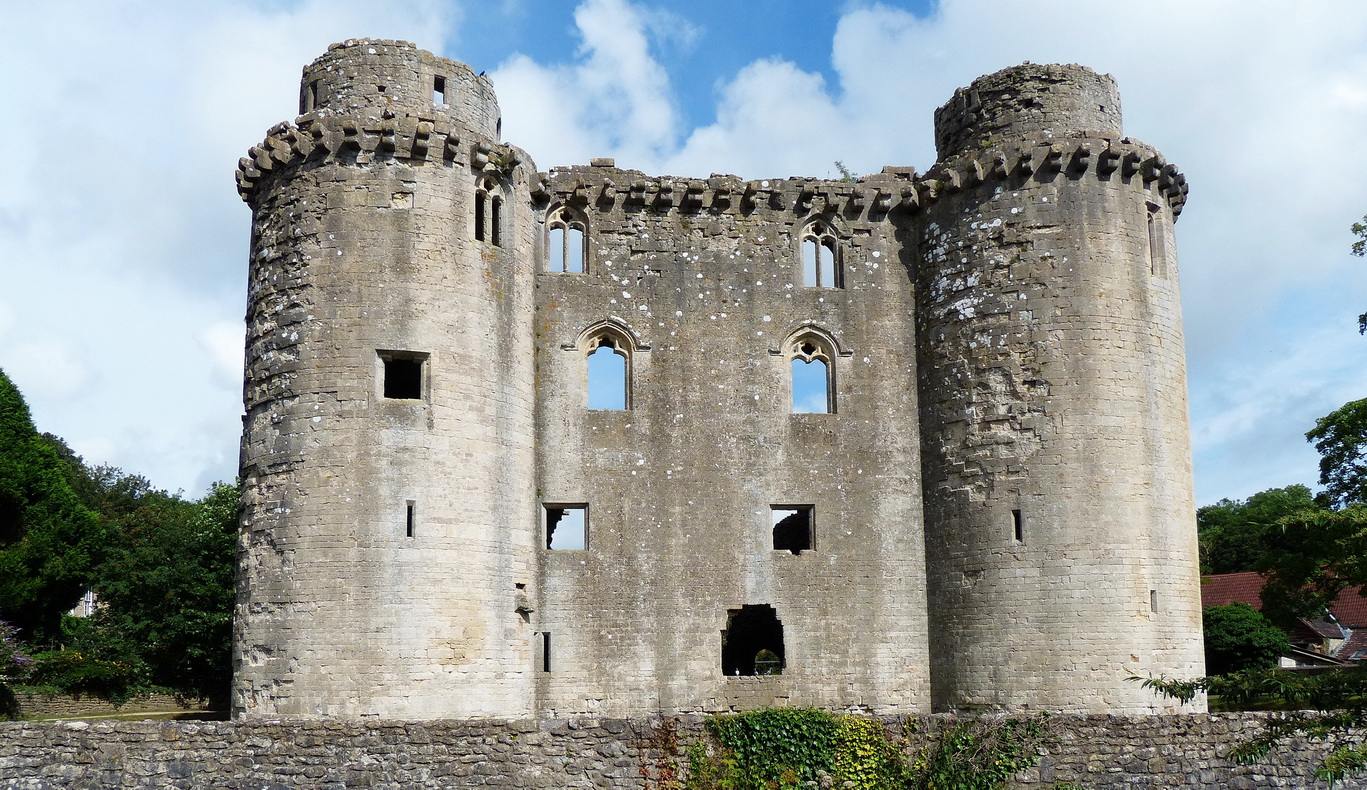 NUNNEY - vom Nunney Castle von 1370 ist heute nur noch eine Ruine übrig NUNNEY - vom Nunney Castle von 1370 ist heute nur noch eine Ruine übrig