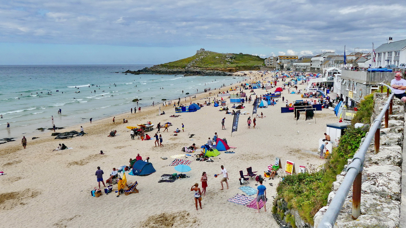 ST. IVES - einen Parkplatz finden wir am Porthmeor Beach, einem von 3 Stränden im Ort ST. IVES - einen Parkplatz finden wir am Porthmeor Beach, einem von 3 Stränden im Ort