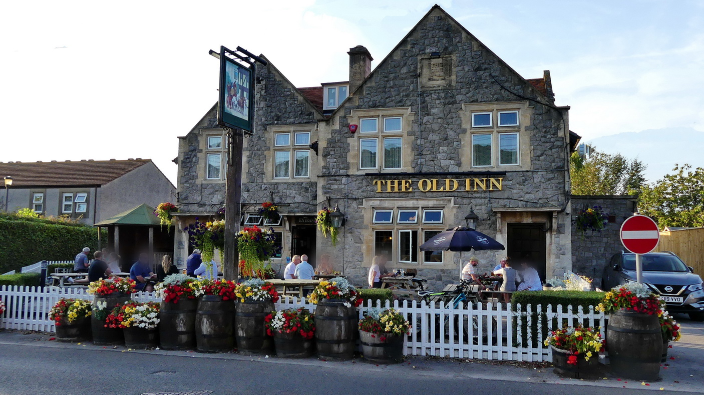 HUTTON - im Old Inn, bei angenehmen 19 Grad, genieen wir drauen unser letztes Abendessen