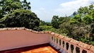 von der großen Terrasse unseres Zimmers haben wir einen weiten Blick in die Berge