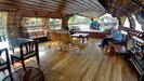 im vorderen Bereich des Hausboots befinden sich ein große "Relax-Lounge" 
										mit Sesseln, Bänken, Polstern und dem Esstisch