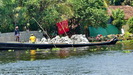 auf solchen Booten werden viele Waren über die Wasserwege der Backwaters transportiert, hier sind es Steine