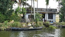 unterschiedlichste Häuser stehen entlang der Backwaters