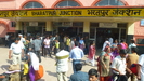 nach gut 2 Stunden Fahrt erreichen wir Bharatpur Junction, vor dem Bahnhof herrscht reges Treiben
