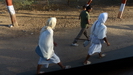 2 Jain-Mönche auf dem Weg zum Tempel