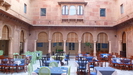 im offenen Innenhof befindet sich das Restaurant des Hotels