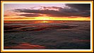 es ist kurz vor Mitternacht und bei Island steht die Sonne noch ber dem Horizont