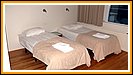 es gibt Zimmer mit Doppel- oder getrennten Betten...