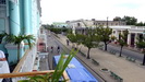 CIENFUEGOS - vom Balkon des Restaurants hat man einen schönen Blick über die Hauptstraße Paseo de Prado