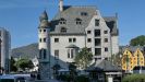 ALESUND - dieses sehr schönes altes Speicherhaus Rønnebergbu von 1907 besitzt vielen Verzierungen am Gebäude