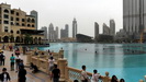 DUBAI - außerhalb der Mall ist ein großes Wasserbecken, wo ab 18 Uhr alle 30 Minuten die Fontänenshow stattfindet