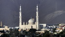 KHOR FAKKAN - ein erster Blick vom Schiff auf die Stadt, die Omar Ibn Alkhattab Mosque überragt die Häuser deutlich