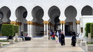 SCHEICH ZAYID MOSCHEE - wir nähern uns den Säulengängen (Arkaden) der Moschee, die sich um den großen Innenhof gruppieren