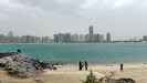 ABU DHABI - Blick von Breakwater Island auf das "leicht vernebelte" Abu Dhabi mit dem Corniche Beach 