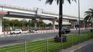 DUBAI - direkt neben der Straße verläuft hier die Trasse der Metro, sie fährt hauptsächlich oberirdisch