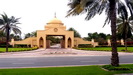 DUBAI - hinter solchen Eingangstoren verbergen sich prachtvolle Villen und teure Wohnanlagen
