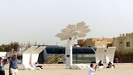 DUBAI - interessante Liegen und andere Gebilde stehen am Strand
