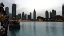DUBAI - gespannt warten viele Touristen rund um den See auf die Wasserspiele mit Fontänen, Musik und Lichteffekten