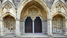 SALISBURY - ein Eingang zur Kathedrale an der Westfassade