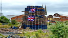 BELFAST - im protestantischen Viertel werden die Freudenfeuer für den 12. Juli (Schlacht am Boyne 1690) vorbereitet