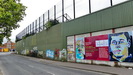 BELFAST - wir erreichen die Peace Wall, die Trennungslinie zwischen den protestantischen und katholischen Gebieten in Belfast