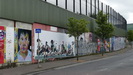 BELFAST - die Peace Wall ist stellenweise bis zu 8 m hoch und ist auch von vielen "Murals" verziert