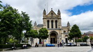 BELFAST - die St. Anne's Cathedral, die Belfast Kathedrale von 1900 mit der Skulptur "Spire of Hope"<br />
einer 40 m hohen Stahlspitze auf dem hinteren Teil der Kirche