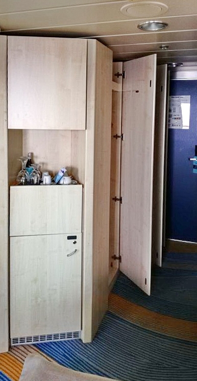 MEIN SCHIFF HERZ - Eingangsbereich der Kabine, links unten im Schrank befindet sich ein Kühlschrank mit Minibar und der Safe