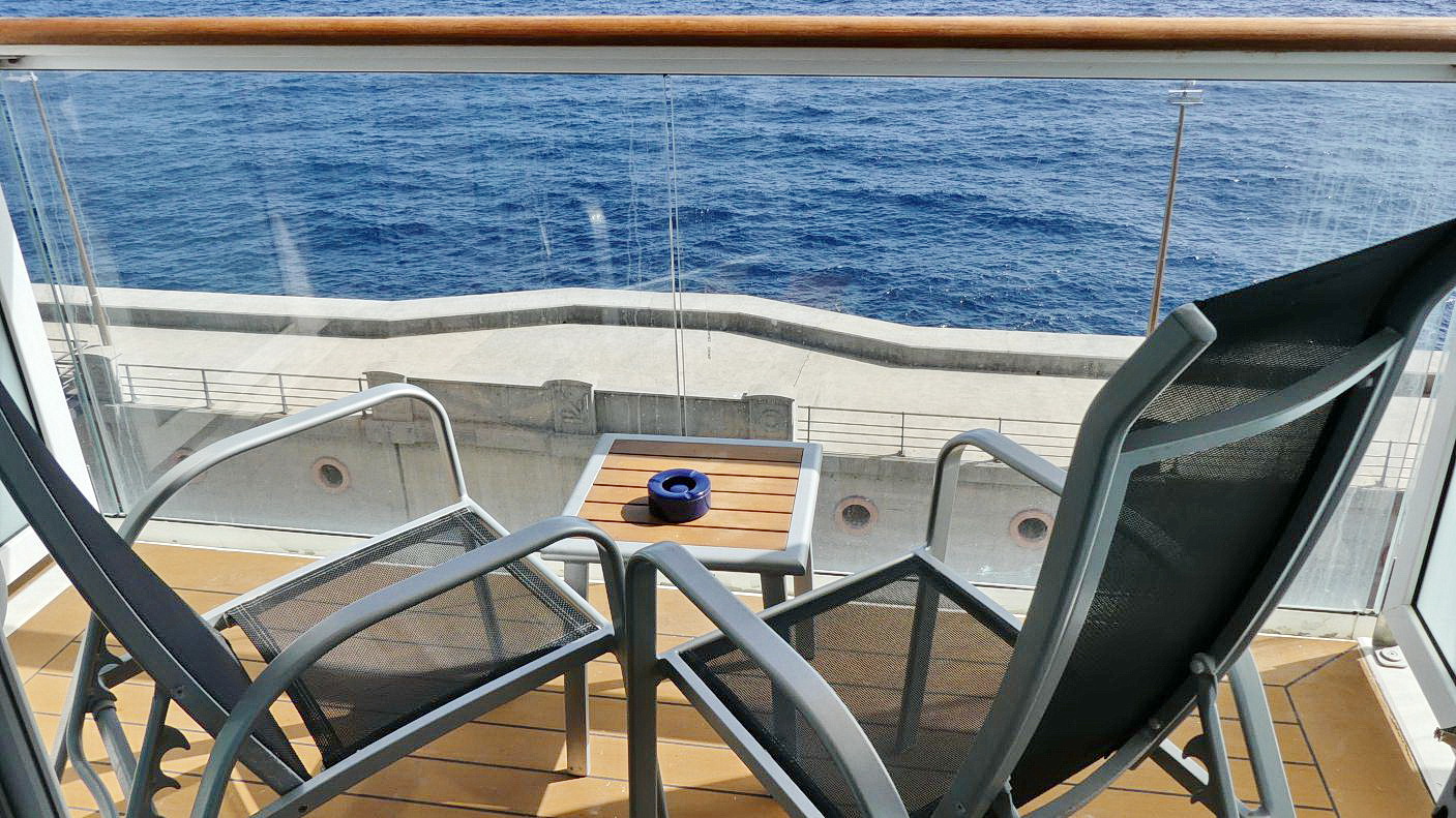 MEIN SCHIFF HERZ - 2 (Liege-)-Stühle und ein kleiner Tisch haben ausreichend Platz auf dem Balkon