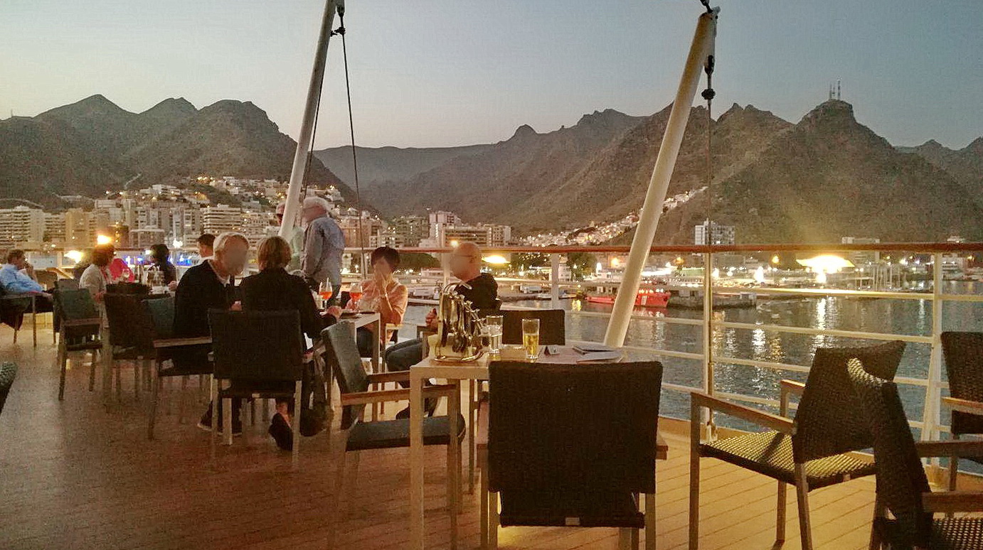 MEIN SCHIFF HERZ - schöner Blick von der Außenalster Bar auf Santa Cruz