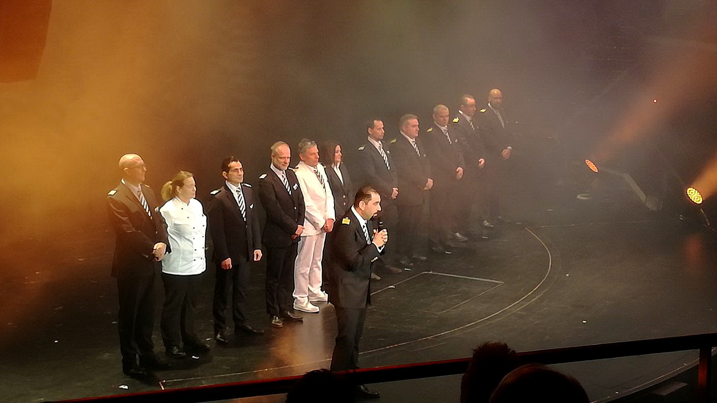 1. SEETAG - an Abend stellt der Kapitän Panagiotis Varotsos im Theater seine Offiziere vor
