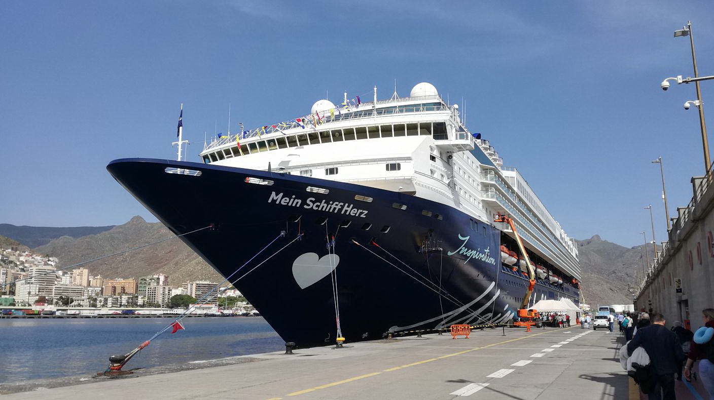 MEIN SCHIFF HERZ - erster Blick auf unser Kreuzfahrtschiff im Hafen von Santa Cruz